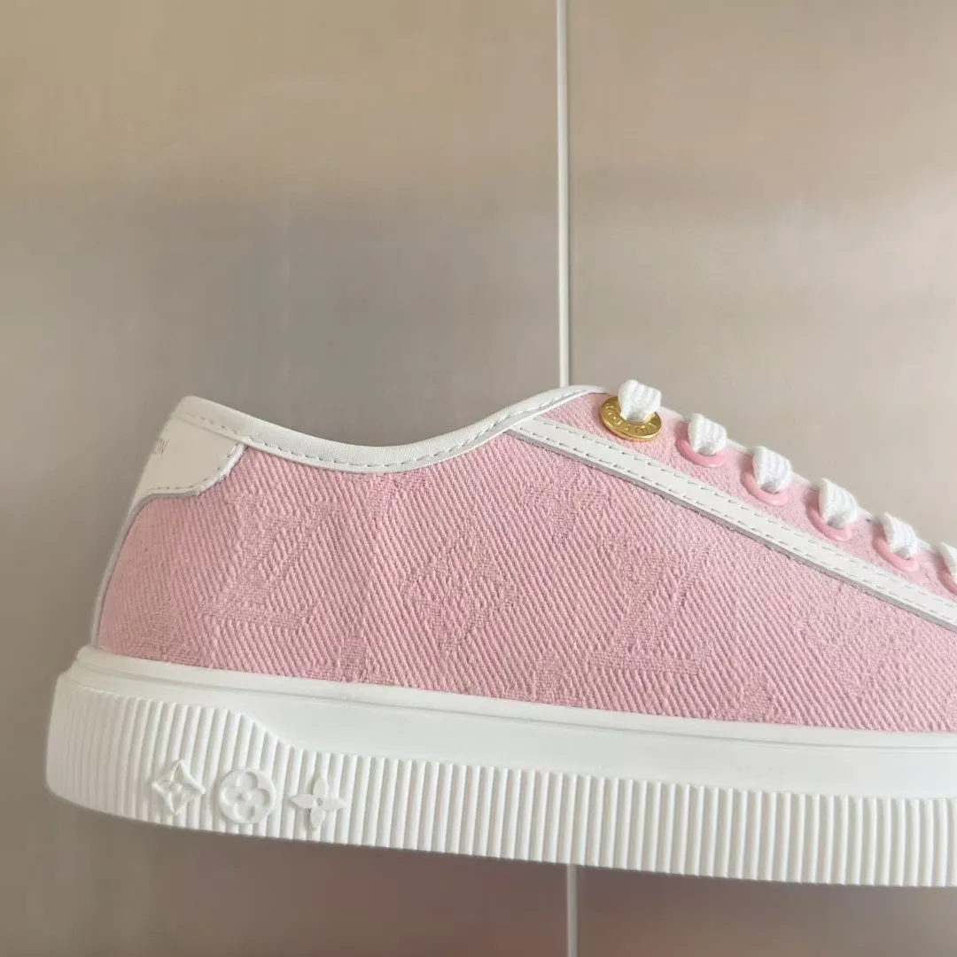 👟👟Ex-factory price 420👟👟 LV Louis Vuitton L Home Donkey Brand’s latest Lagoon series Thick-soled denim denim Embossed Presbyopia Thick-soled Casual sneakers Skateboard shoes Original purchase and development Production This Lagoon sneaker is made of Monogram denim, injecting a retro flavor into the classic design. The Louis Vuitton logo pops out from the leather trim, and the inscribed eyelets, trim and laces highlight the exquisite details. The rubber outsole embellished with Monogram flowers completes the whole. Exquisitely packaged at the delivery counter🛍📦 ▪️ Fabric: Original imported custom first-layer cowhide ▪️ Lining: Original imported cowhide lining ▪️ Sole: Original open-molded non-slip TPU material ▪️ Bottom thickness: 2.5CM ▪️ Size: Women's size 35-40 (41, 42 can be customized)